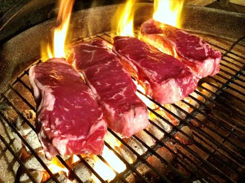 800px-Grilling_Steaks